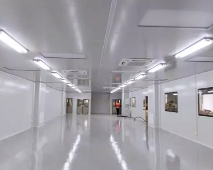 ¿Por qué es importante la clasificación de la sala limpia en la fabricación farmacéutica?